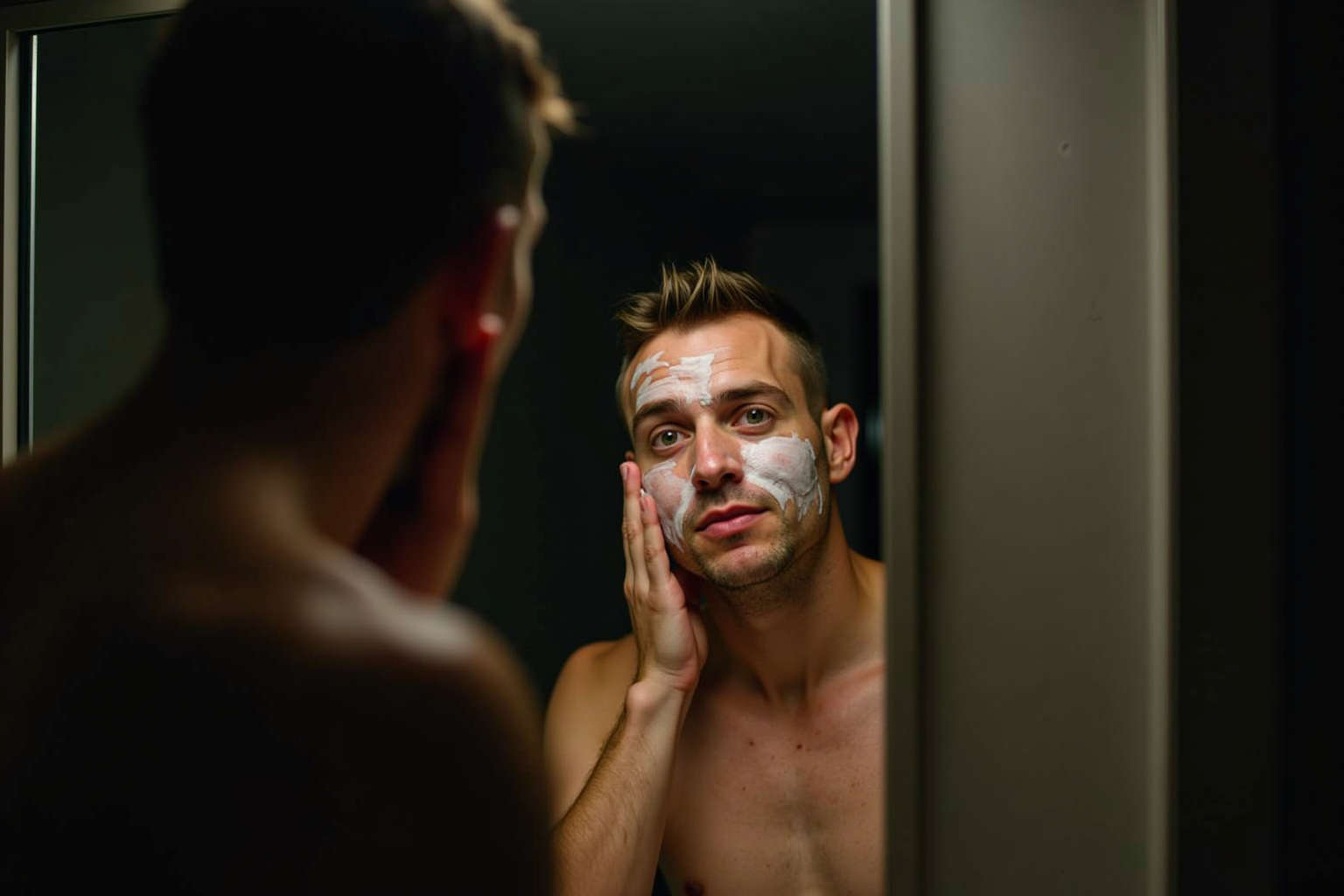 Cuidado facial para hombres que sufren de irritaciones después del afeitado